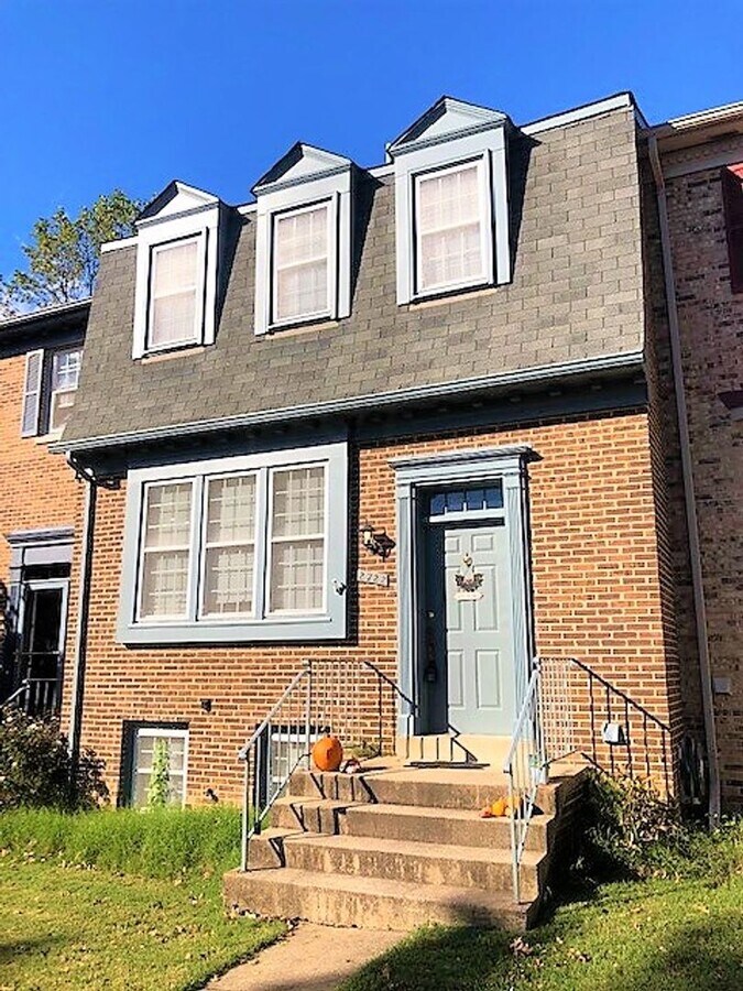 Charming 4 Bedroom 2.5 Bathroom Brick Town... - Charming 4 Bedroom 2.5 Bathroom Brick Town... House