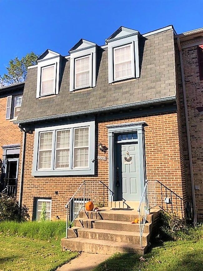 Building Photo - Charming 4 Bedroom 2.5 Bathroom Brick Town... Rental