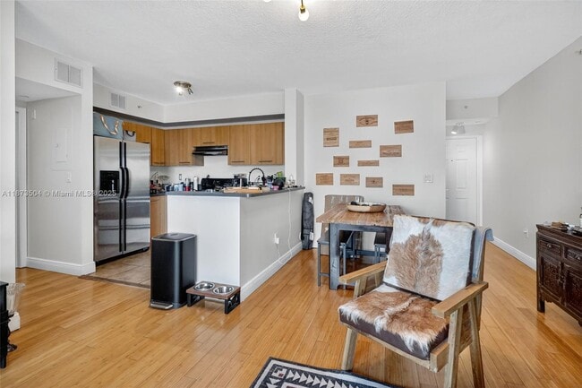 Photo - 471 NE 25th St Unidad 503