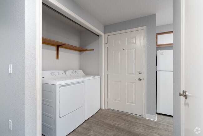 2BR, 1BA - 832SF - Laundry