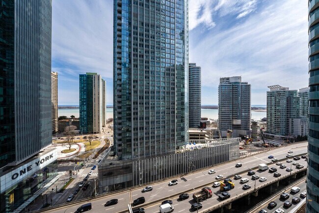 Photo - 19 Grand Trunk Crescent Unit ID1313353P