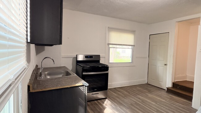 Photo - 1601 Holyrood Rd