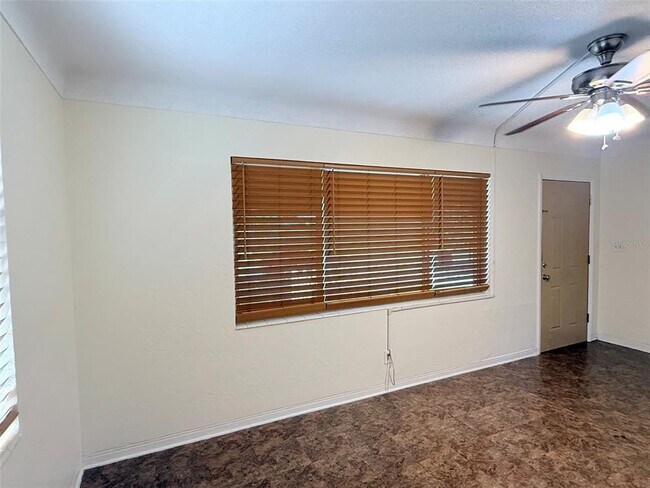 Photo - 5541 Lown St N