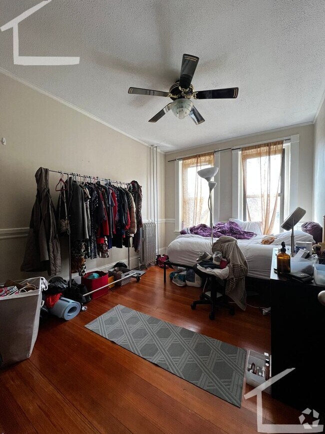 Building Photo - Large 3 Bedrooms on Washington Sq, In-Unit... Rental