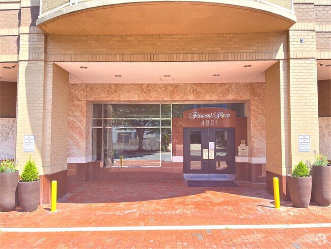 Building Photo - Large 2 Bedroom/1 Bath WITH PARKING Rental