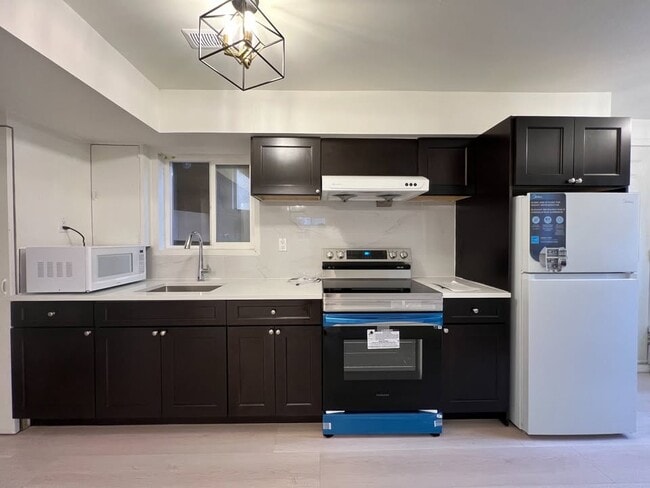 Photo - 6135 Commercial St Unité B