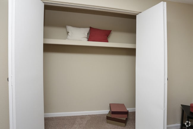 Broadmoor Apartments