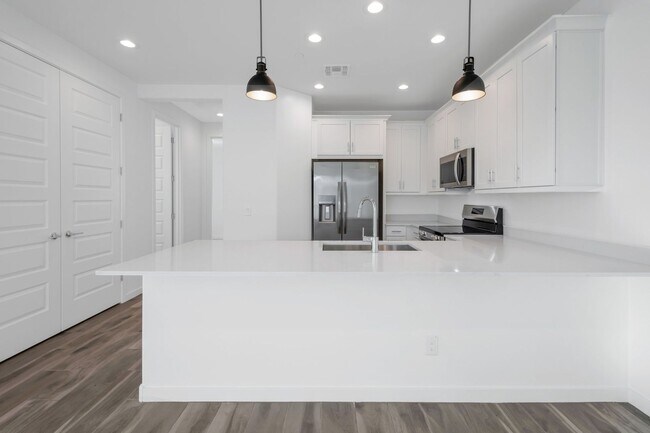 Building Photo - Like New Luxurious Modern 3 Bedroom 2 Bath...