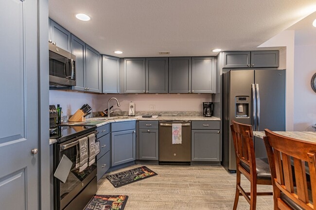 Photo - BEAUTIFUL 2 BEDROOM 2 BATHROOM CONDO NEAR ...