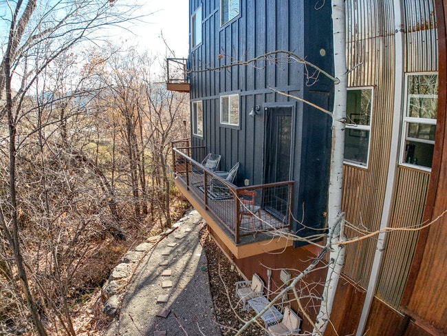 Photo - 190 E 7th Ave