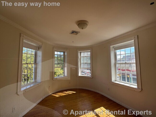 Photo - 4 Bishop Allen Dr Unidad #2