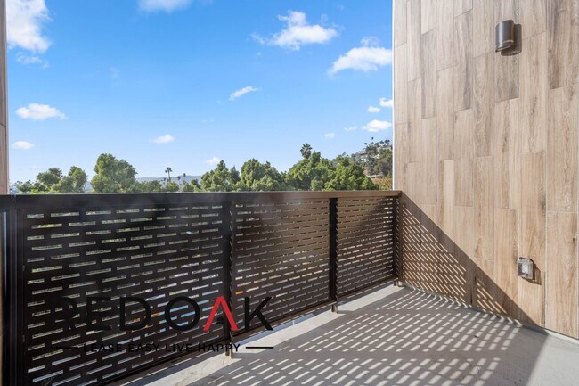 Photo - 1860 N Western Ave Unidad P12