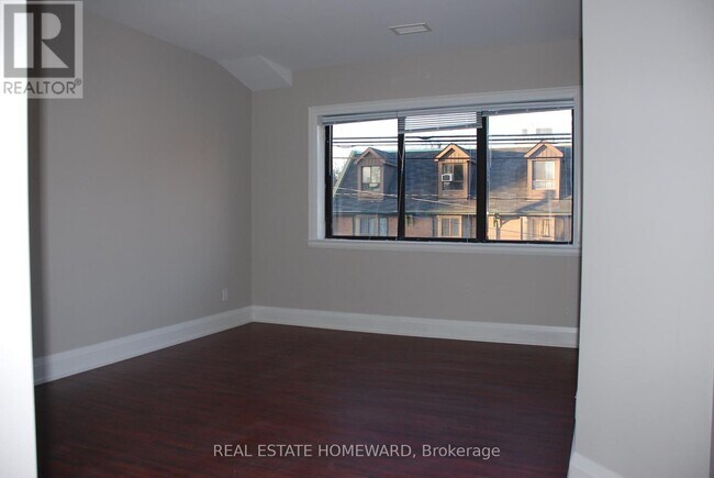 Photo - 425 Queen St E