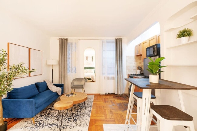 Building Photo - 105 E 24th St Rental