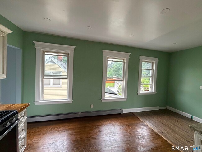 Photo - 16 Charron St