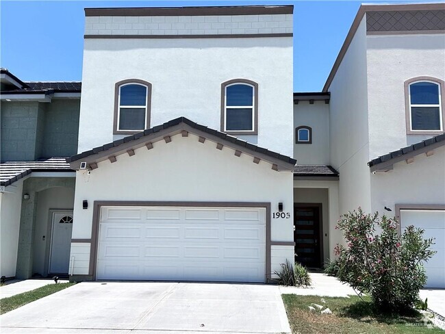 Building Photo - 1903 Sunset Dr Rental