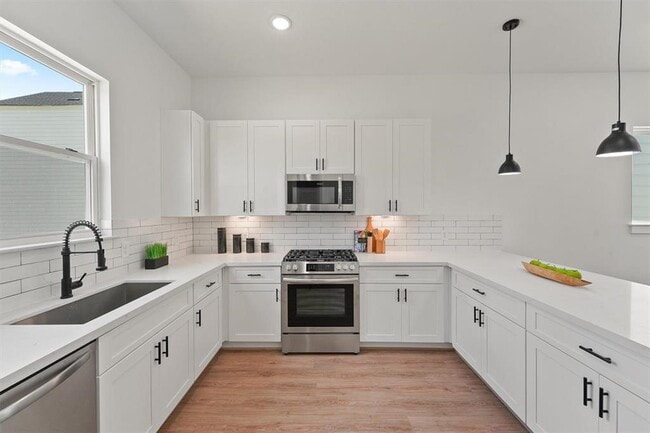 Building Photo - 1207 Cavalcade St Unit B