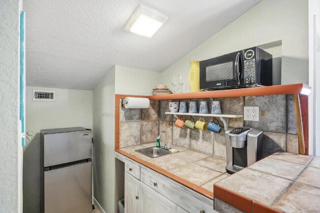 Photo - "Cozy & Efficient 1-Bedroom Retreat Steps ... Unidad A