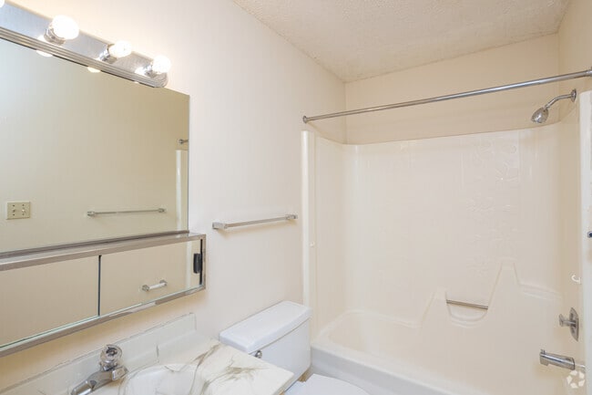 1BR, 1BA - 790 SF - Bathroom