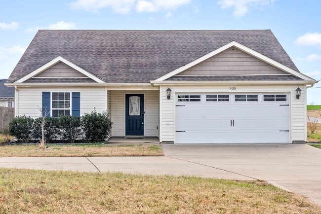 Building Photo - RANCH with huge, fenced yard on a corner lot!! Minutes to Fort Campbell, I-24, Clarksville, and a...