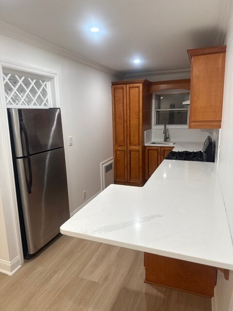 Full kitchen with appliances, backsplash and quartz counters - 1120 50th St Unit 10