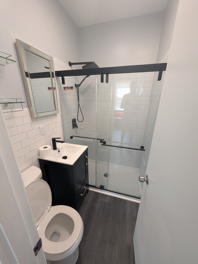 Photo - 5527 Howe St