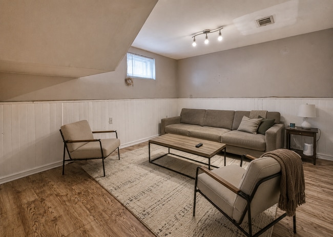 Building Photo - Updated 2-Bedroom Basement Suite | In-Suite Laundry | Parking Included Unit 2