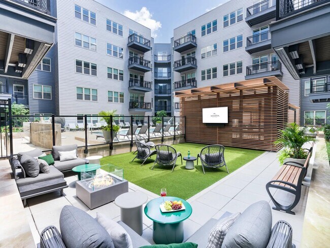 Ya sea que estés transmitiendo el juego o bebiendo vino junto al fuego, este salón al aire libre es tu escape en el patio trasero, perfecto para relajarte después de un viaje en metro o reunirte con los vecinos. - Modera Falls Church