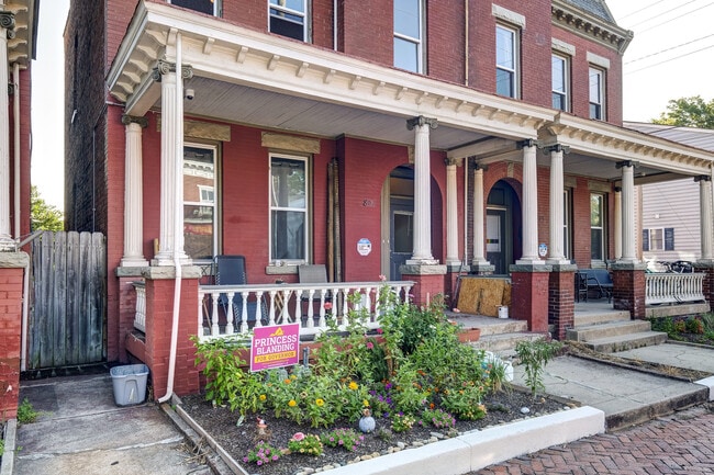 Building Photo - 802 W Clay St