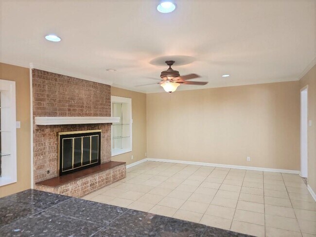 Photo - 807 Country Club Rd