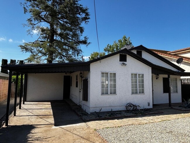 Building Photo - Move-in ready charmer in the heart of Canoga Park!