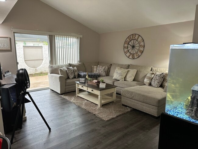 Living room - 722 W Vineyard Ave Unit 722