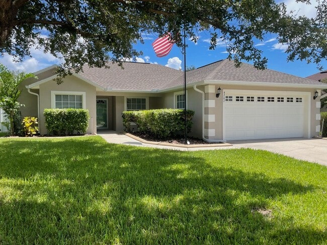 Building Photo - Beautiful 3/2 Fenced in Single Family Home...
