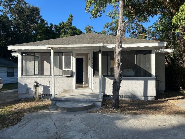 Photo - Cozy 3 bedroom, 1 bath for rent near downt... Unit A