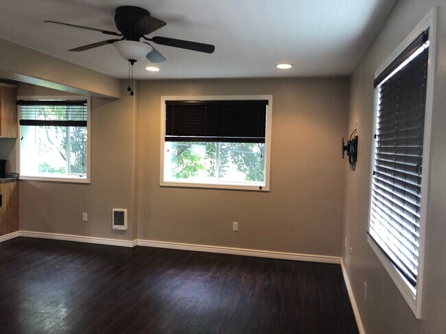 Living room - 202 Farview Dr Apartments Unit B
