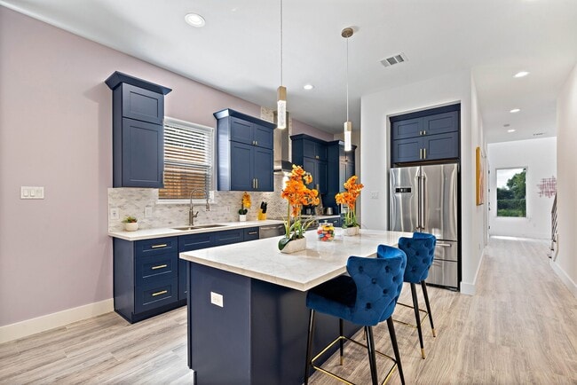 Photo - 207 E 38th St