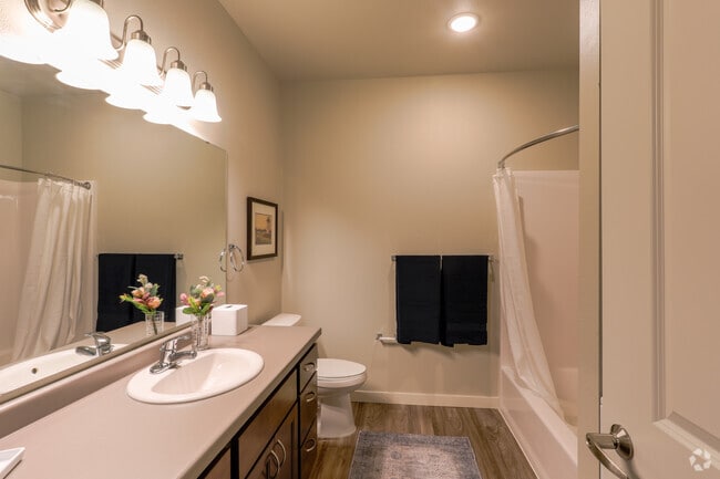 2BR, 2BA - 951 SF