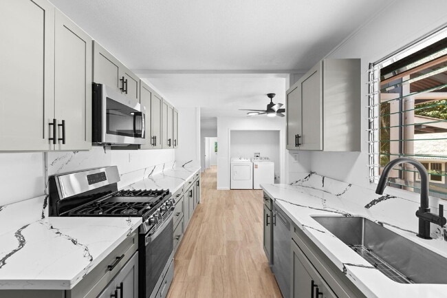 Building Photo - Available Now! 3/1.5 For Rent in HPP Unit #B