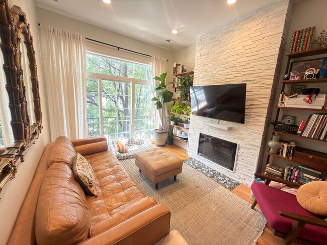 Building Photo - Beautifully updated & maintained 2 bed/2 bath Noble Square condo in an intimate 3 unit building.