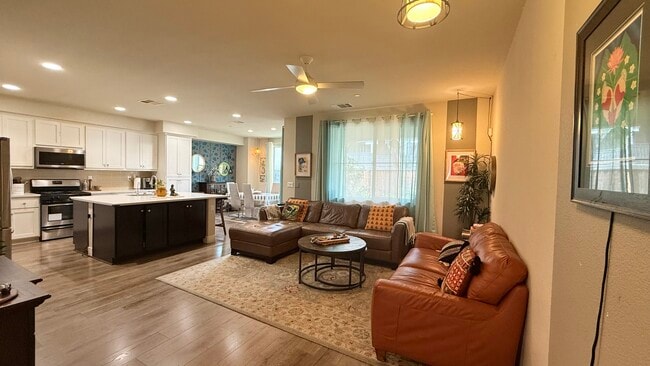 Spacious great room - 27 Rogers Ln