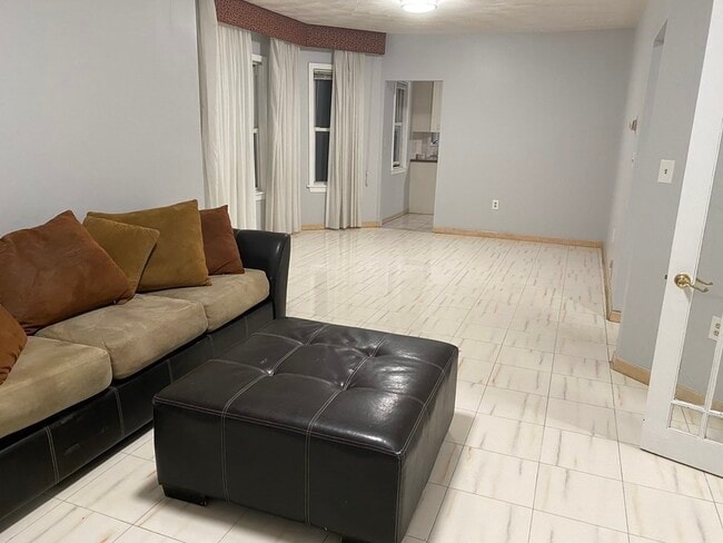 Building Photo - 18 Walnut Rd Unit 2