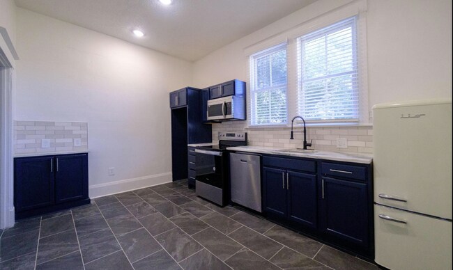 Photo - 2115 Lincoln St Apartments Unit Upper right 1 br