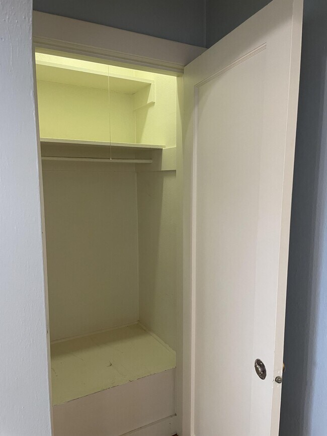 Photo - 437 Maple St NE