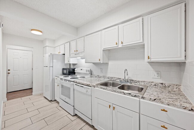 Photo - Updated 1 Bedroom Condo in Denver | Renovated Kitchen, Spacious Layout & Great Location Unit D