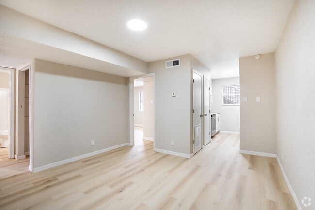 2 habitaciones, 2 baños - 1080 pies cuadrados - Comedor - Courtyard Estates