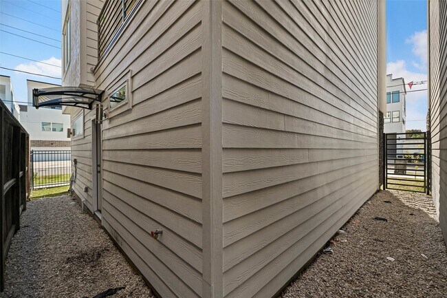 Photo - 2413 Pease St