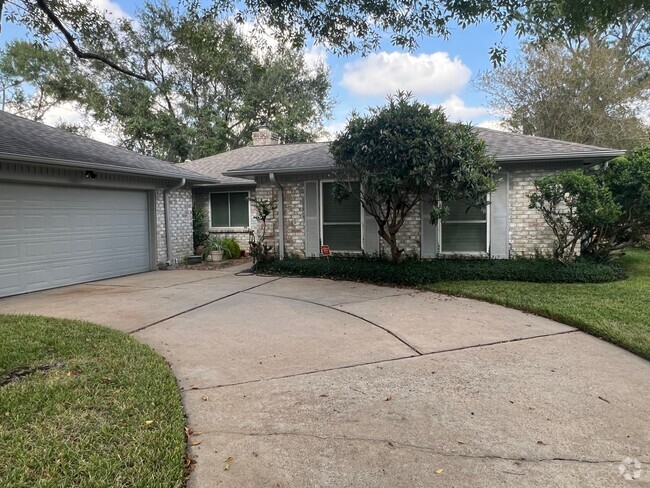 Updated home close to schools and shopping - 5122 Crystal Bay Dr Rental