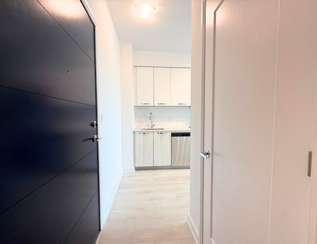 Photo - 75 James St S Unit 1403