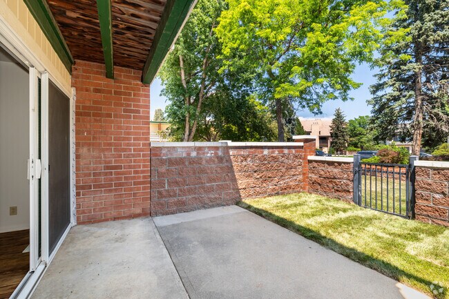 2BR, 1.5BA - 1,000SF - Patio