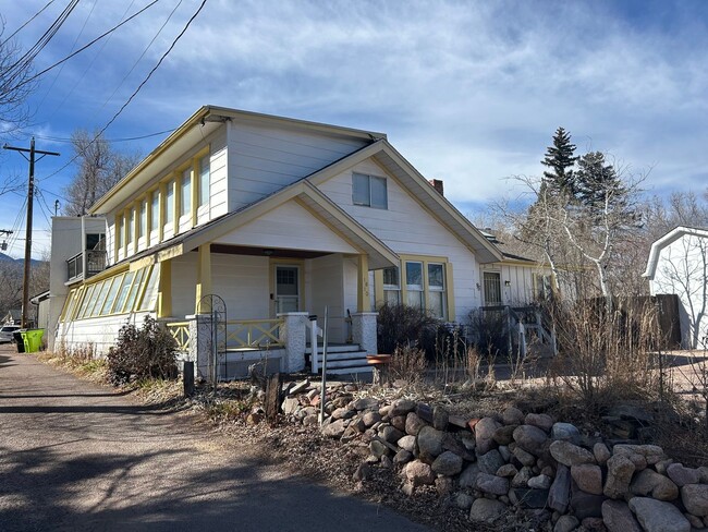 Building Photo - 1-Bedroom in Quiet 4-Plex near Ivywild Unit Woodburn 1810 B